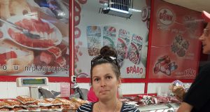 Г-жа Десислава Николаева спечели надуваем дюшек от томболата на Queen’s и магазини БРАВО