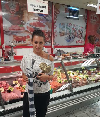 Милица Христова спечели плажен чадър от томболата на Queen’s и магазини БРАВО