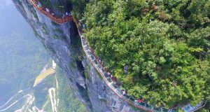 Стъклена пешеходна пътека на 1,500 метра височина