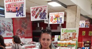 Г-жа Мария Трифонова спечели плажен чадър от томболата на Queen’s и магазини БРАВО