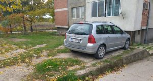 В Павликени паркират масово и безнаказано на зелени площи и тротоари