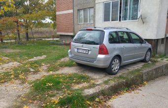 В Павликени паркират масово и безнаказано на зелени площи и тротоари