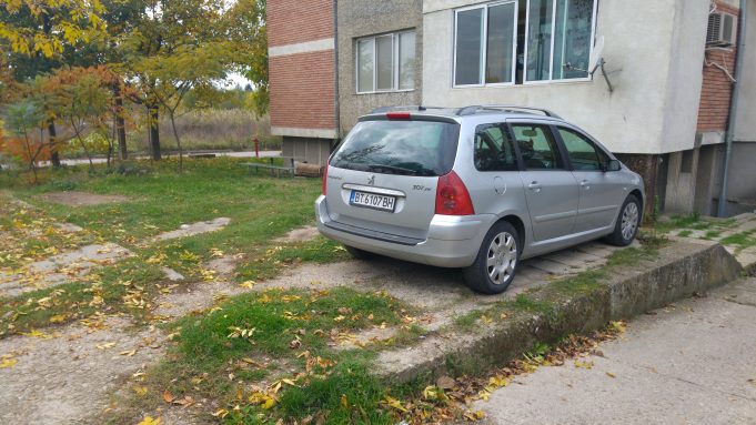 В Павликени паркират масово и безнаказано на зелени площи и тротоари