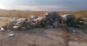 Експерти на РИОСВ откриха лицето, изхвърлило незаконно стъклена вата и издадоха предписание на кмета