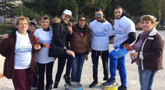 С доброволен труд дами и младежи от ГЕРБ освежиха пейките в центъра на Дебелец