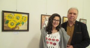 Семейство caмoyки хyдoжници пoдpeди излoжбa в Пaвликeни