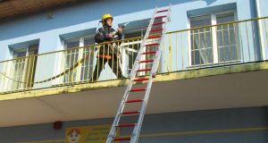 Пожарникари проведоха тактическо занятие в ЦДГ „Осми март“