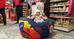 Ивета Христова и малката сладурана Христиана спечелиха наградата от томболата на магазини БРАВО и сокове Queens