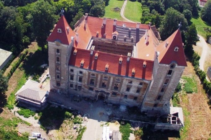 Дворецът Ebenfurth на Драгана Миркович