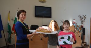 Децата на Павликени създават коледна украса от рециклирани материали