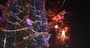 Отличниците на Павликени и кметът запалиха коледните светлини в града