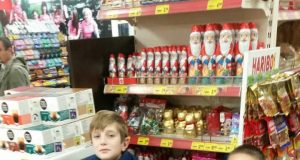 Г-жа Соня Иванова зарадва своите деца с шейни, спечелени от томболата на „Престиж“ и магазини БРАВО