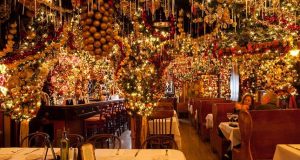 Ресторант с коледна украса за $60K
