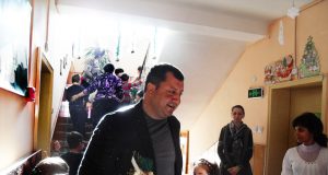 Кметът на община Павликени инж. Емануил Манолов чете коледни приказки на децата