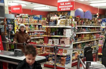 Павел Радославов на 7 г. изтегли наградите от томболата на магазини БРАВО