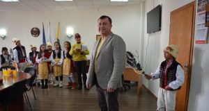Деца сурвакаха за Банго Васил общинската администрация в Павликени