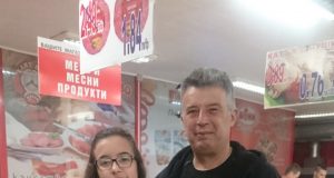 Г-н Ивелин Хавов и неговата дъщеря получиха наградата си от томболата на магазини БРАВО – кошница за пикник