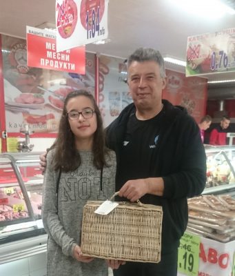 Г-н Ивелин Хавов и неговата дъщеря получиха наградата си от томболата на магазини БРАВО – кошница за пикник