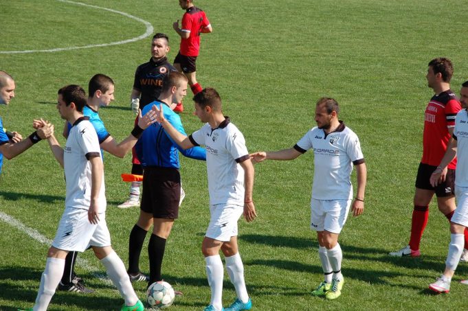 Кариана се измъчи с Павликени, но би с 2:1
