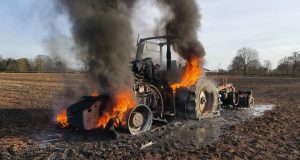 Трактор горя в движение край Павликени