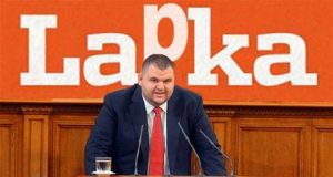 8 кв.м. под наем за 195 лв. годишно без ДДС за „Лафка“ на мегдана?