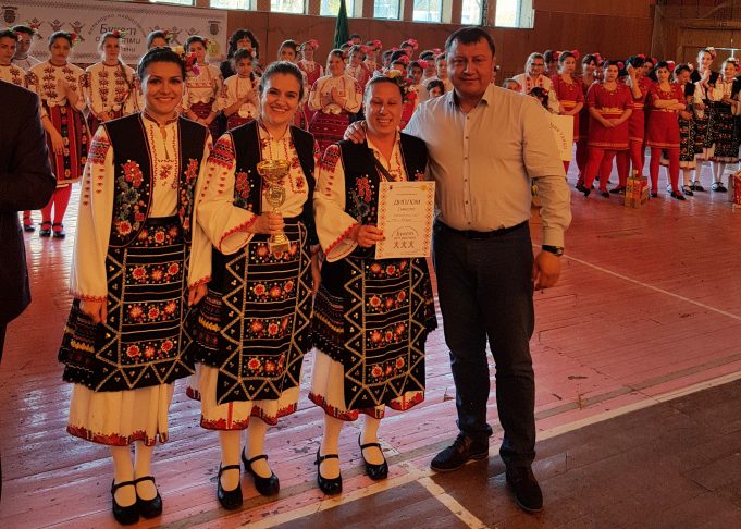 Фолклорното надиграване „Букет от ритми“ отново отличи най-добрите състави