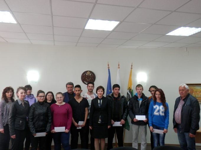 Деветима абитуриенти от Павликени получиха подкрепа за бала си от местния бизнес