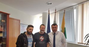 Кметът на Павликени посрещна основателя на Faith No More Billy Gould с българска ракия