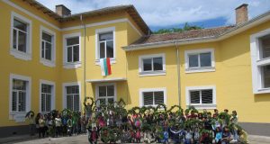 92 венеца пред паметните плочи на априлци поставиха учениците от Бяла черква