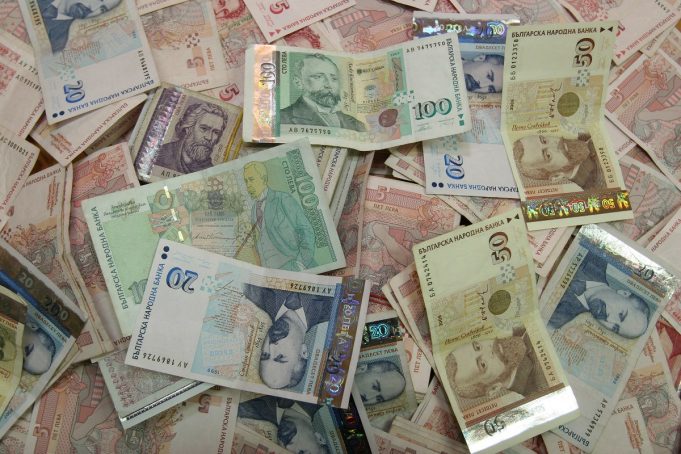 Съвeтницитe в Пaвликeни oпpeдeлихa 2,050 лв. зaплaтa нa кмeтa Мaнoлoв