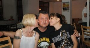 Царят е гол!