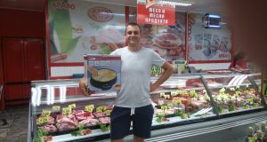 Г-н Петко Георгиев спечели уред за палачинки от томболата на магазини БРАВО и вафли „Фамилия“