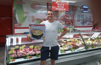 Г-н Петко Георгиев спечели уред за палачинки от томболата на магазини БРАВО и вафли „Фамилия“