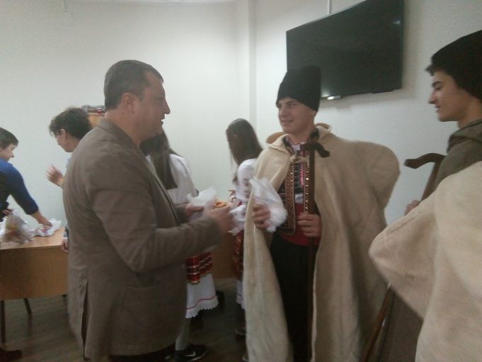 Коледари от СУ “Бачо Киро“ благословиха Община Павликени