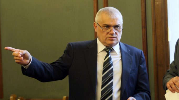 Вътрешният министър Валентин Радев знаел, че полицаи от Павликени крадат гориво още от началото на своя мандат