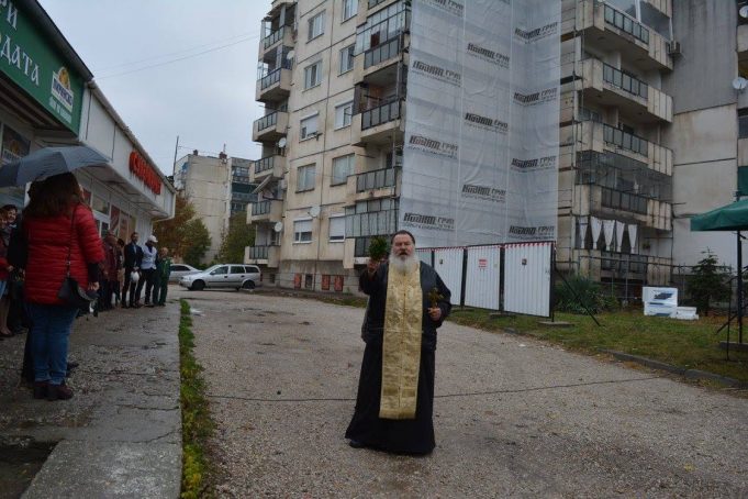 Защо един свещеник, изгонен от Къпиновския манастир заради хомосексуални прояви, бива номиниран за „Почетен гражданин на Павликени“ от „кмето“