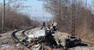 Пометеният от влак автомобил минал неправомерно през прелеза