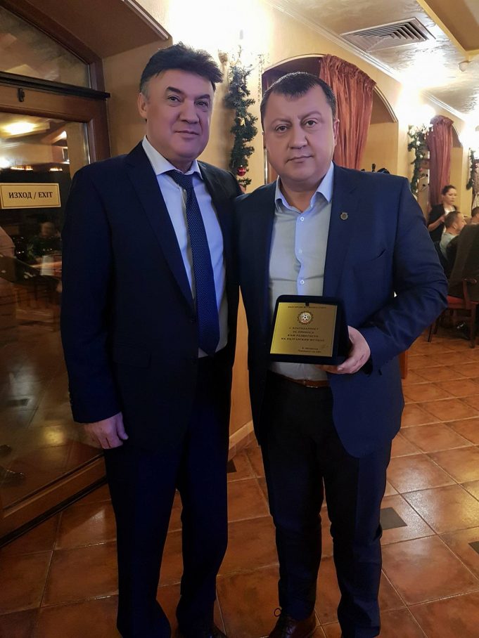 Президентът на БФС отличи кмета на Павликени за принос за българския футбол