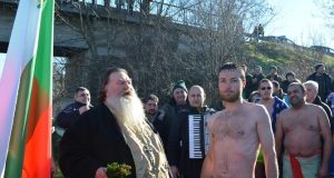 Стойне Цветанов извади за втори път Богоявленския кръст в Павликени