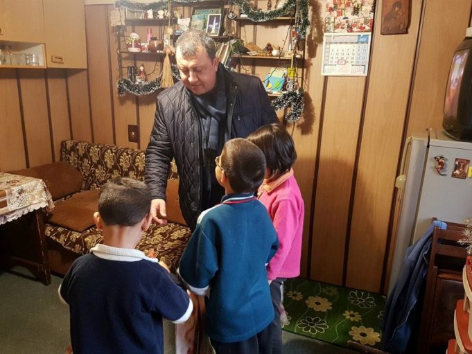 Павликенският кмет зарадва деца от приемни семейства с коледни подаръци