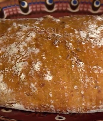 Модерни печива, хляб от моркови и сладко руло с канела