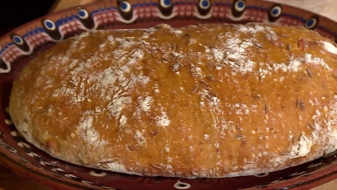 Модерни печива, хляб от моркови и сладко руло с канела