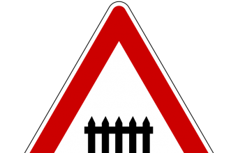 Училищни автобуси преминават жп прелез на спуснати бариери