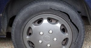 51-годишен мъж от Павликени е спукал една от гумите на лек автомобил, паркиран пред жилище в града