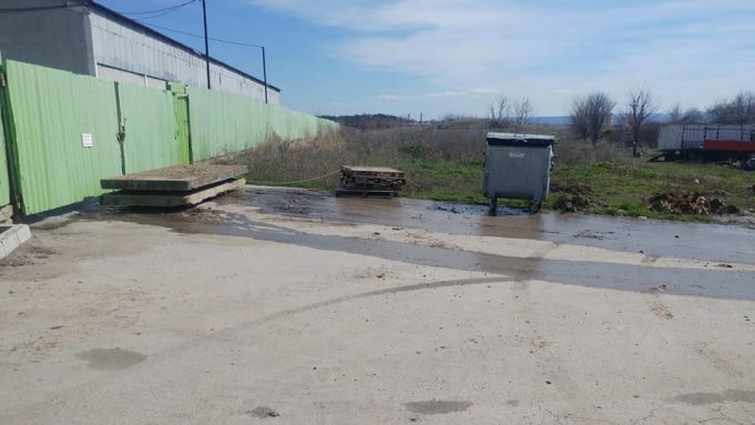 Земеделец от Павликени твърди, че от месец в имота му се оттичат помийни води