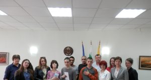 Осем абитуриенти от Павликени получиха подкрепа за бала от местния бизнес