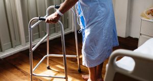 Предлагам почасово обгрижване на болни и възрастни хора