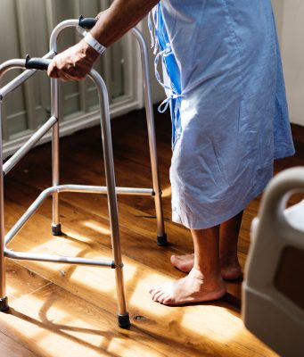 Предлагам почасово обгрижване на болни и възрастни хора