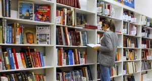 „Селфи с книга“ ще насърчава младите да четат