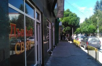 Отдава под наем търговско помещение